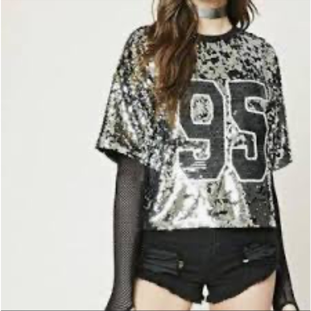 FINAL SALE✨

FOREVER 21 sequin 1995 shirt ✨